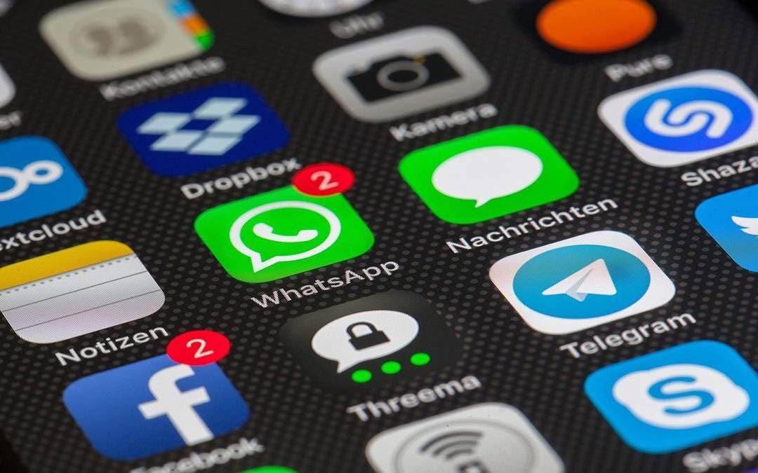 I social network e la comunicazione celere: messaggi vocali e dirette live